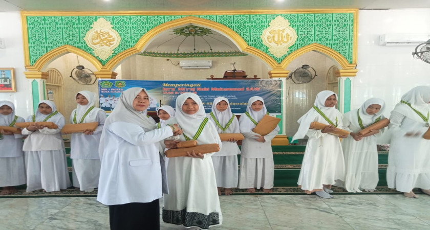 MIN 1 Kota Subulussalam Bagikan Hadiah pada Peringatan Isra Mi`raj