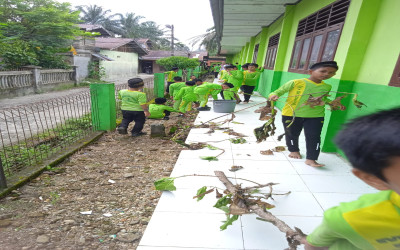 MIN 1 INOVASI KOTA SUBULUSSALAM GELAR GOTONG ROYONG MEMBERSIHKAN LINGKUNGAN MADRASAH DAN MASJID